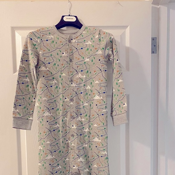 Onsie with ski pattern, age 6-7 true to size. - Picture 1 of 5